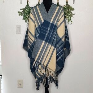 VINTAGE Jacqueline Ferrari shoulder wrap plaid fringe shawl